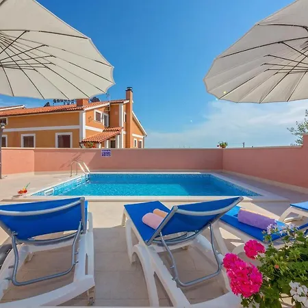 Petra Villa Kastelir